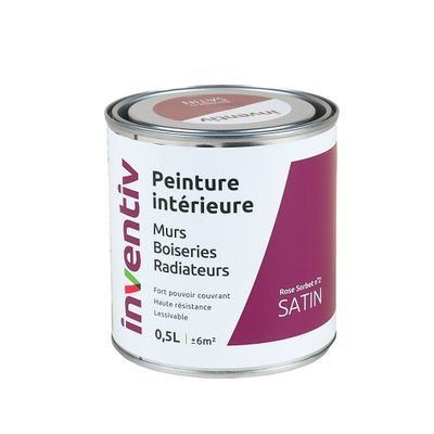 gros plan d'un pot de peinture sur fond blanc