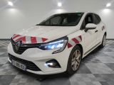la voiture blanche et rouge est garée sur un sol en damier