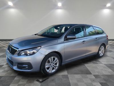 la voiture argentée est garée sur un carrelage à carreaux