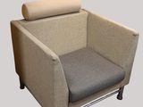 une chaise sur laquelle est posé un coussin et un autre coussin sur le dossier de la chaise