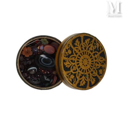 Lot de pierres sur papier Bouton en or jaune 18K (750°/°°) o…