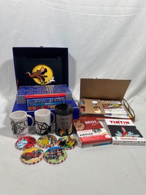 une boîte de livres et une tasse de café posées sur une table