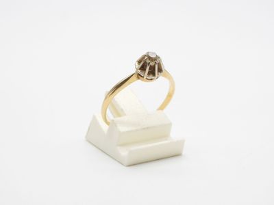 Gros plan sur une bague en or ornée d'une fleur