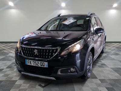 la voiture noire est garée sur un sol en damier dans le garage