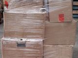 une pile de boîtes sur une palette dans un entrepôt