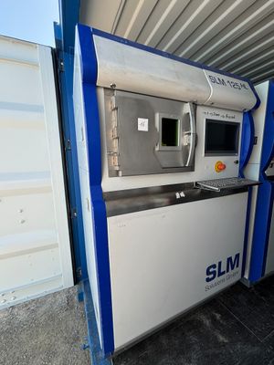 une machine qui se trouve à l'intérieur d'un conteneur
