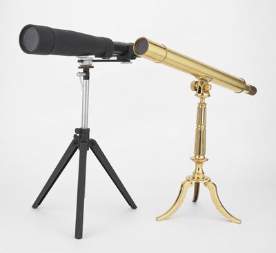 un télescope et un trépied posés sur un fond blanc