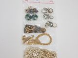un sac contenant des bijoux assortis posé sur une table blanche
