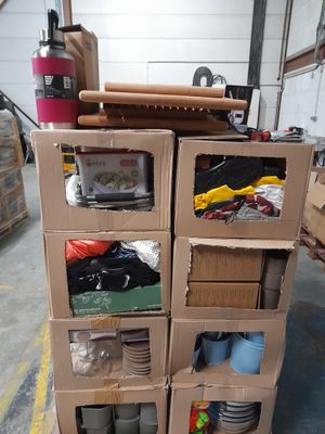 des cartons empilés les uns sur les autres dans un garage