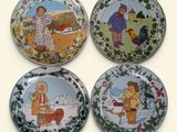 quatre assiettes sur lesquelles figurent des images de personnes et d'animaux, sur un fond blanc