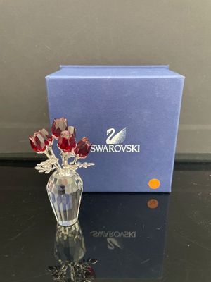 un vase en verre contenant des fleurs, posé sur une table
