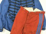 un uniforme bleu et rouge, avec un pantalon rouge et une veste bleue