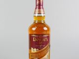 gros plan d'une bouteille de whisky sur une surface blanche