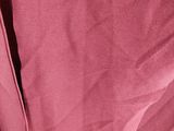 un gros plan sur une chemise rose munie d'une fermeture éclair