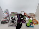 de nombreux objets posés ensemble sur la table