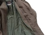 La veste est marron et verte, avec un col en fourrure.