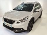 La voiture blanche est garée dans une pièce blanche au sol blanc.