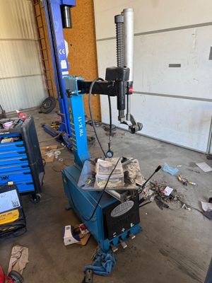une machine bleue qui se trouve dans un garage