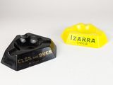 deux Lego noirs et jaunes posés l'un à côté de l'autre
