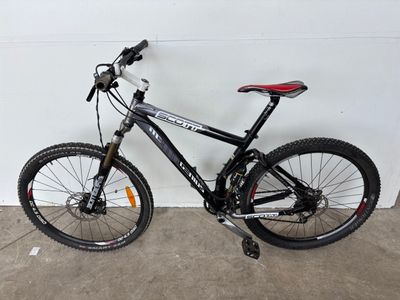 un vélo garé dans un garage