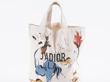un sac fourre-tout blanc orné d'une image de dragon