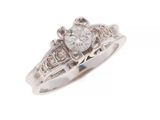 gros plan d'une bague en diamant sur fond blanc