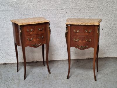 paire de tables de chevet françaises anciennes avec dessus en marbre
