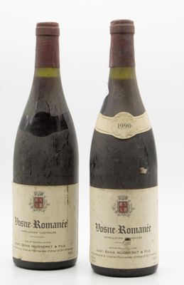 deux bouteilles de vin posées l'une à côté de l'autre sur une surface blanche