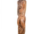 une vieille statue en bois d'un homme avec un chapeau sur la tête