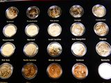 une photo d'une collection de pièces de monnaie dans une vitrine