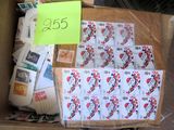 une boîte remplie de timbres, avec une étiquette de prix dessus