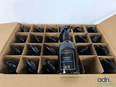 une bouteille de produit nettoyant posée dans une boîte en carton