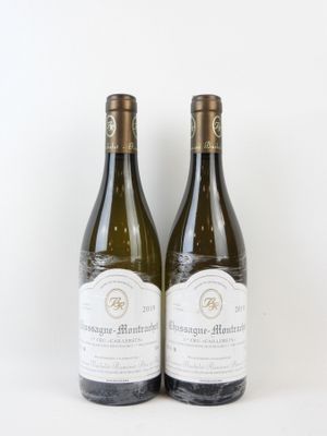 deux bouteilles de vin blanc posées l'une à côté de l'autre sur une surface blanche