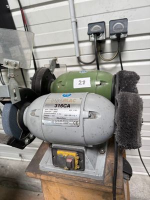 une machine posée sur une table dans un garage