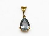 un pendentif en topaze bleue en forme de larme, muni d'une bélière en or