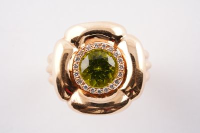 bague en or jaune sertie d'une tourmaline verte et de diamants
