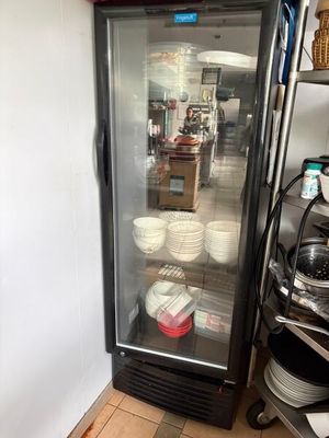 un réfrigérateur contenant des assiettes, dans une cuisine