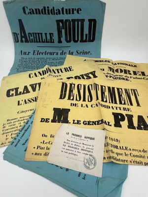 plusieurs brochures imprimées sur différents types de papier, sur un fond blanc
