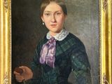 portrait d'une jeune femme en robe verte ornée d'un nœud violet