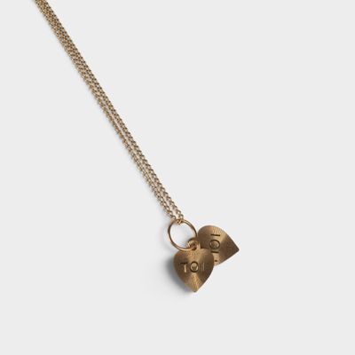 un collier en or avec un pendentif en forme de cœur sur une chaîne