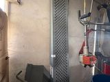 une photo d'un garage avec un seau et des outils