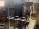 une photo d'une machine dans un entrepôt rempli de bric-à-brac