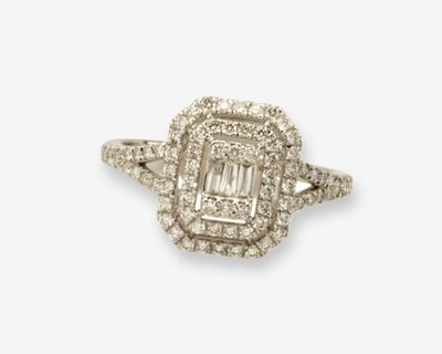 une bague en émeraude et diamant