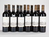 six bouteilles de vin alignées sur une table