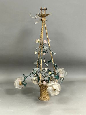 un petit vase avec des fleurs à l'intérieur, posé sur une table