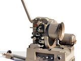 une machine posée sur une surface blanche