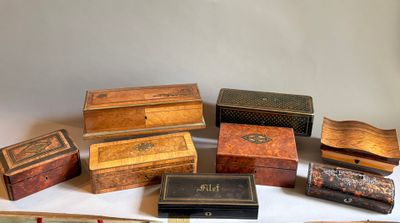 de nombreux types de boîtes en bois posées sur une table