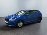 une voiture bleue garée dans une pièce aux murs blancs