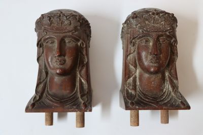 paire de sculptures en bois sculpté représentant la tête d'une femme et celle d'un homme