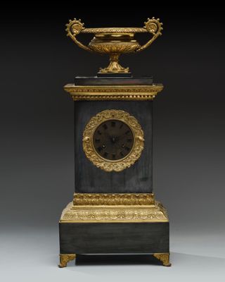 Grande pendule borne en bronze patiné noir et doré surmontée… - Photo 1